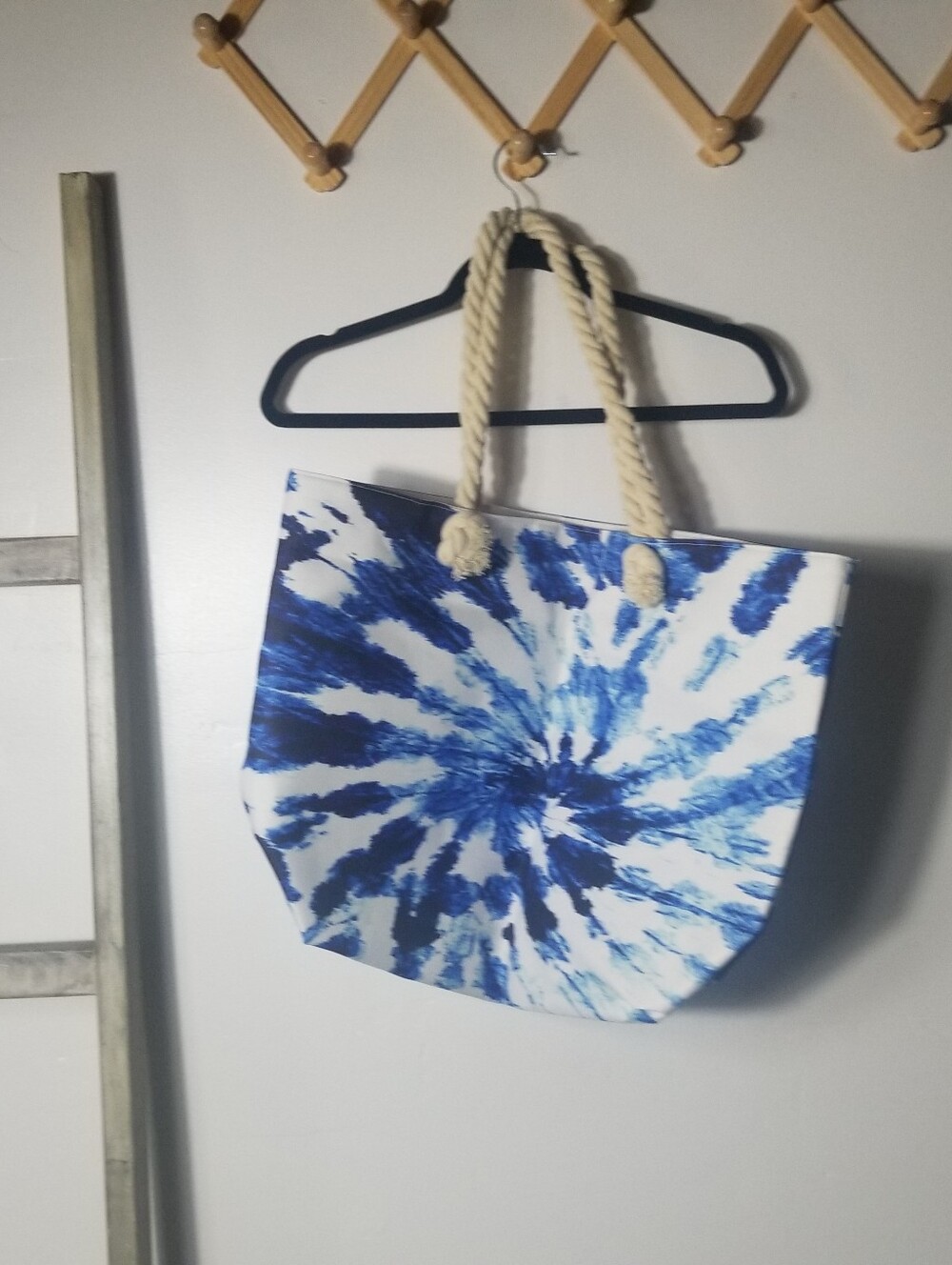 NWOT BLUE TIE-DYE CANVAS BEACH BAG WITH ROPE HANDLES
